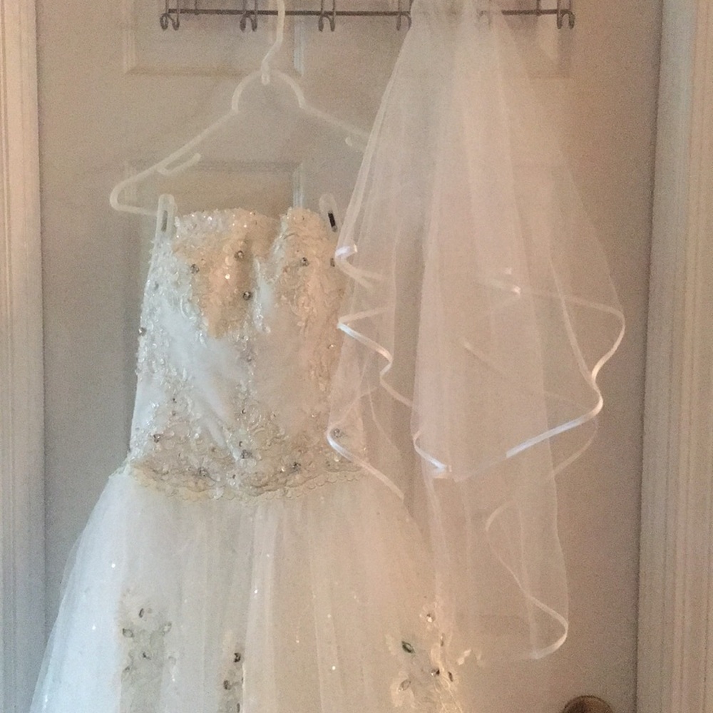 NEW. Beautiful Sequin/Beaded Wedding Gown